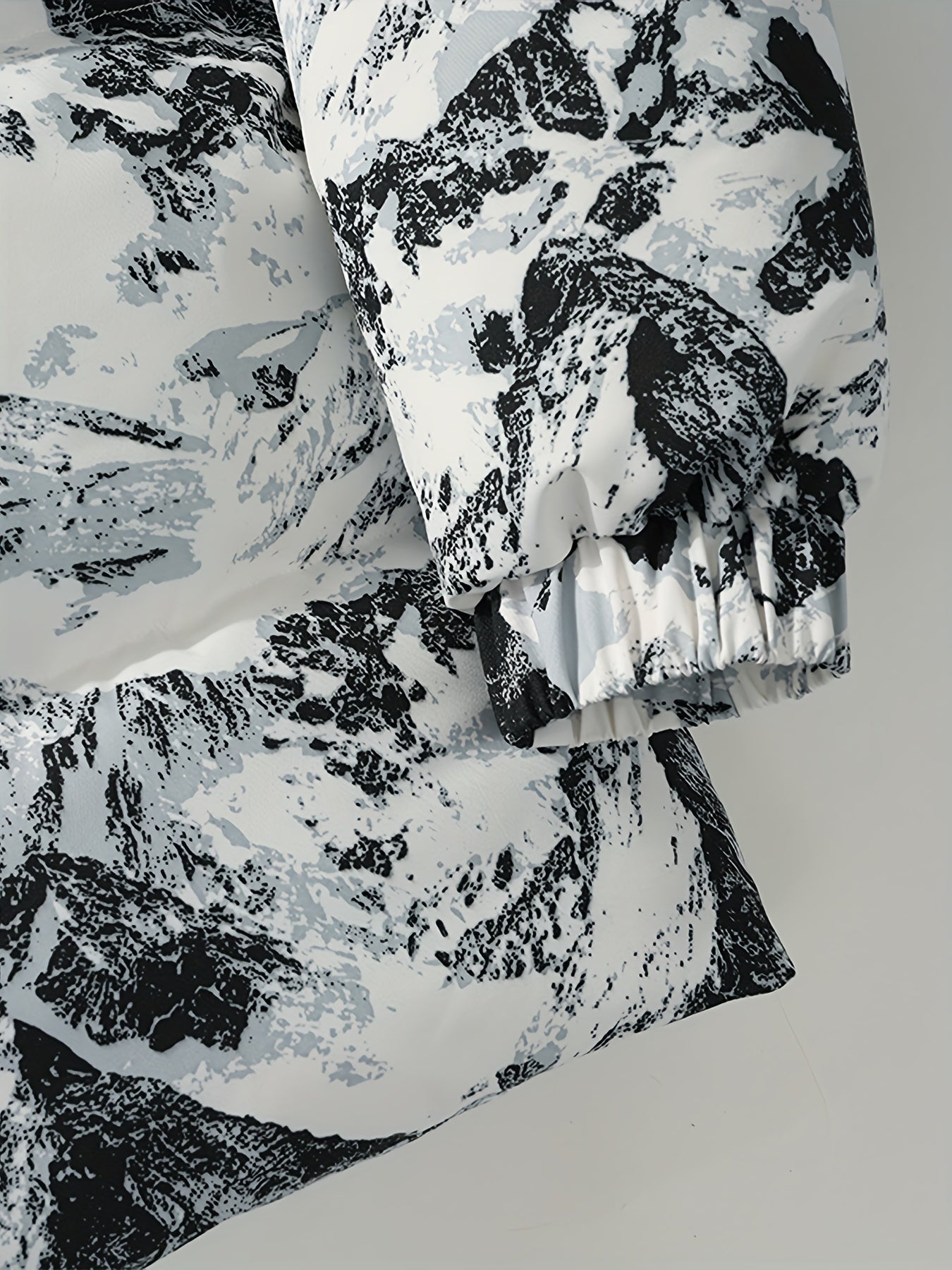 Men's Camo Hooded Puffer Jacket with Zip-Up Front Camo Colors