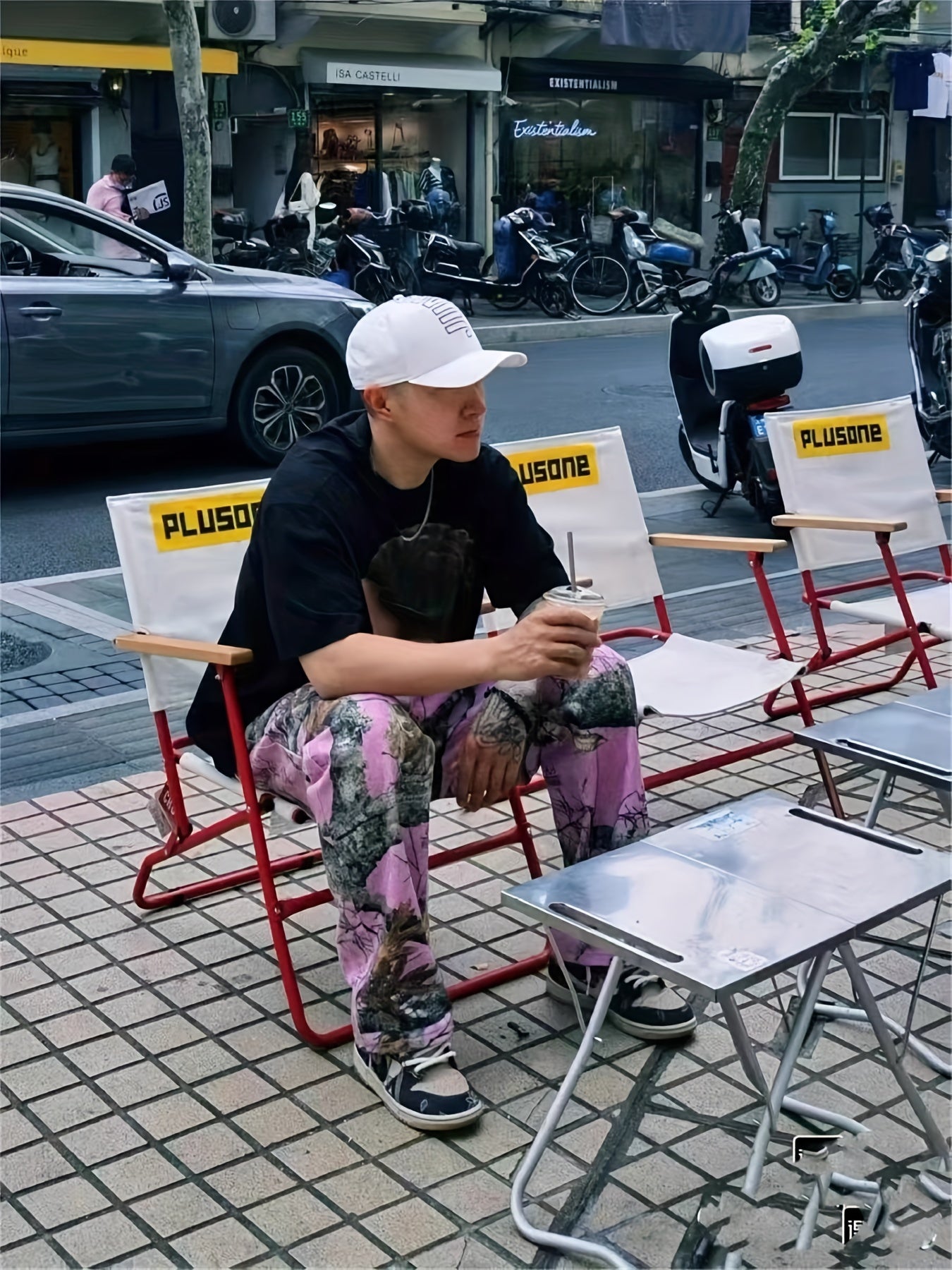 Wang Jiaer’s Camo Jeans: Graffiti Print, Lifelike Maple Leaf Design Camo Colors