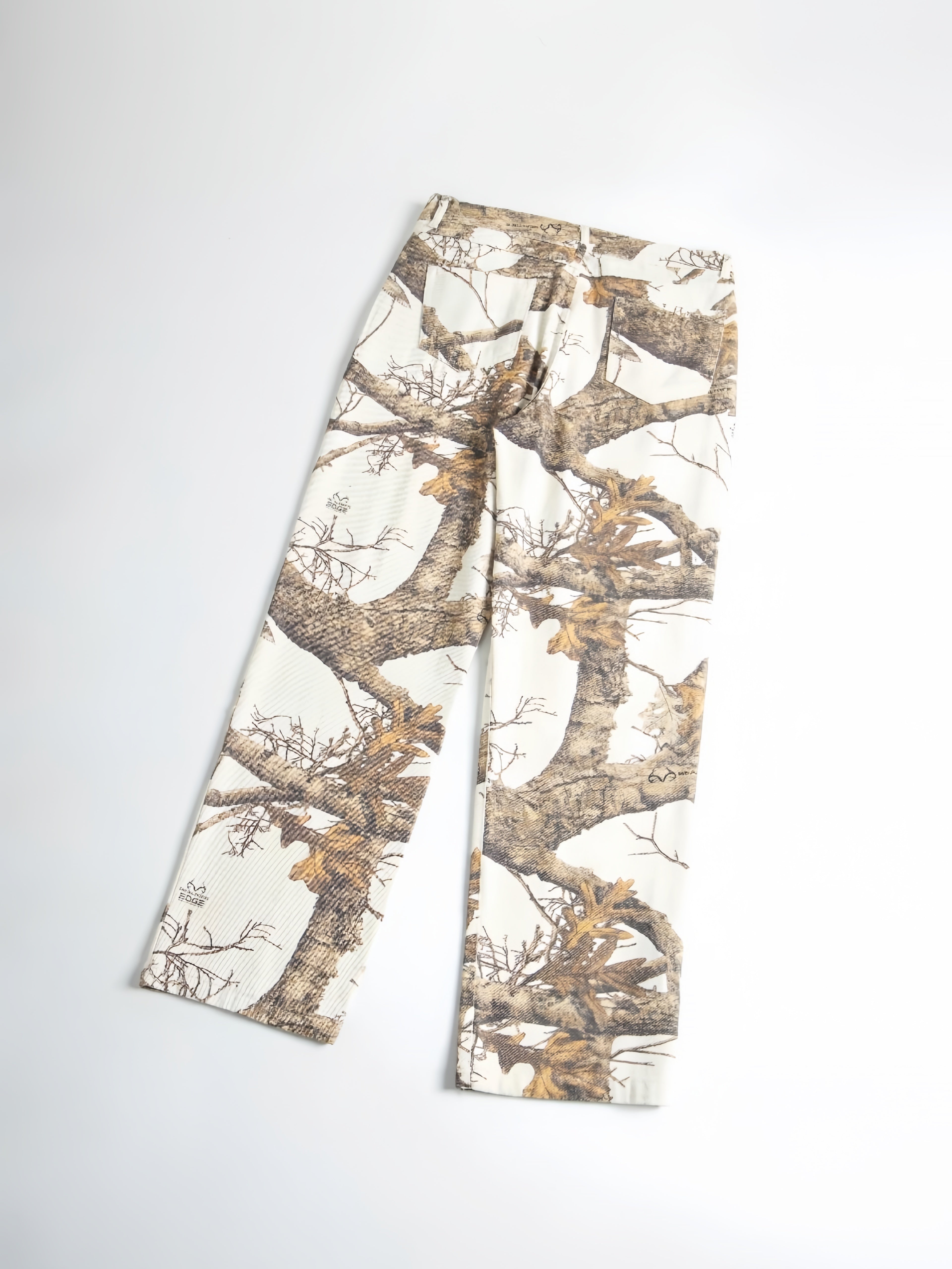Wang Jiaer’s Camo Jeans: Graffiti Print, Lifelike Maple Leaf Design Camo Colors