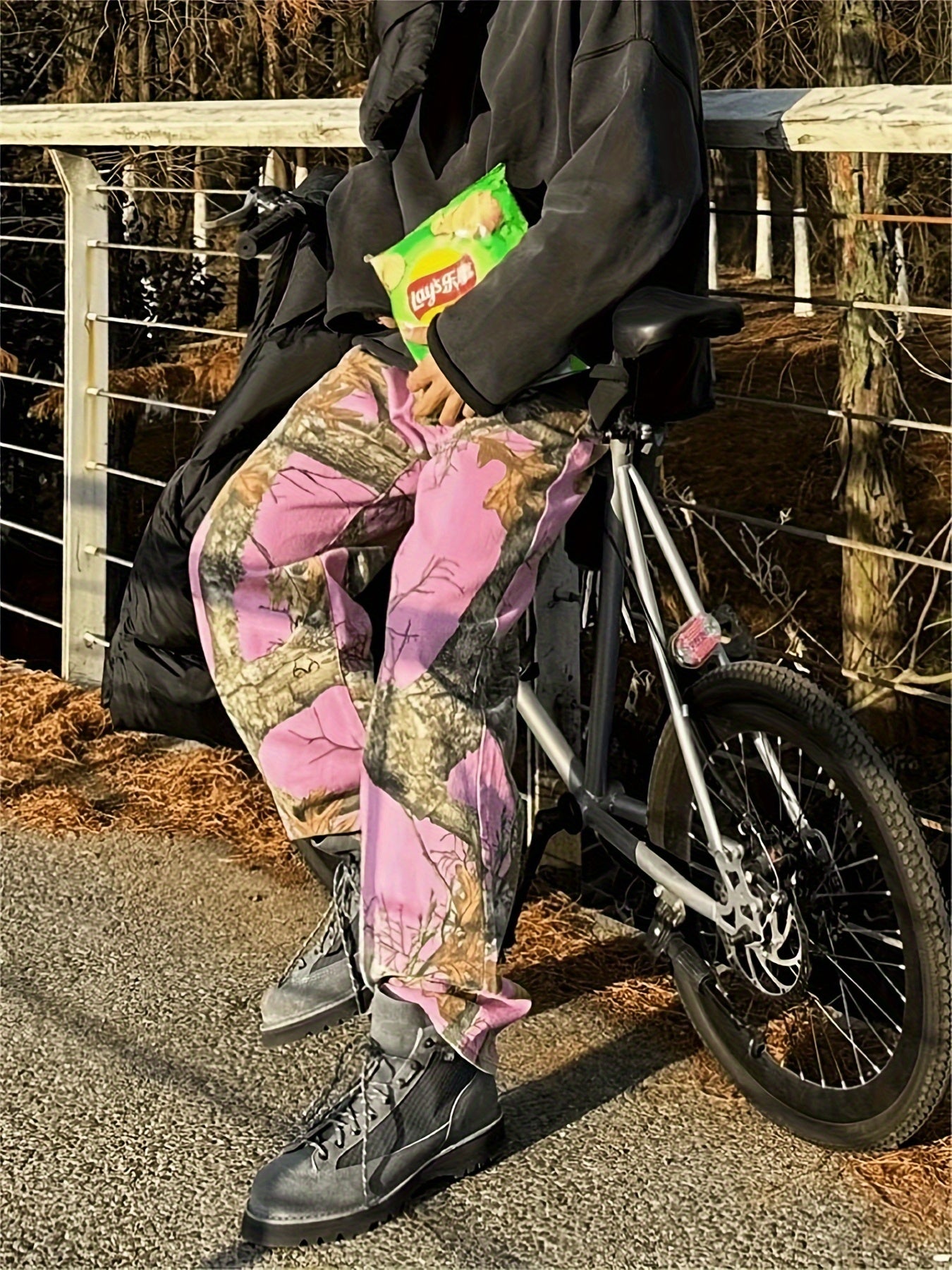 Wang Jiaer’s Camo Jeans: Graffiti Print, Lifelike Maple Leaf Design Camo Colors